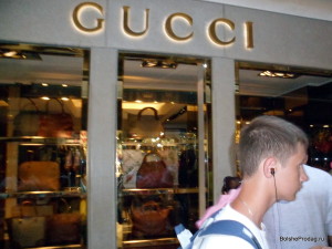 Витрина магазина сумок Gucci