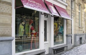 витрина магазина одежды