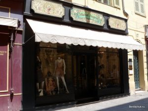 Витрина магазина одежды в Ницце
